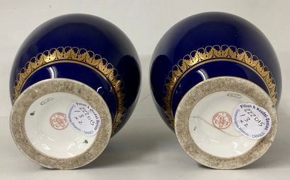 SEVRES MANUFACTURE NATIONALE - PAIRE DE VASES...