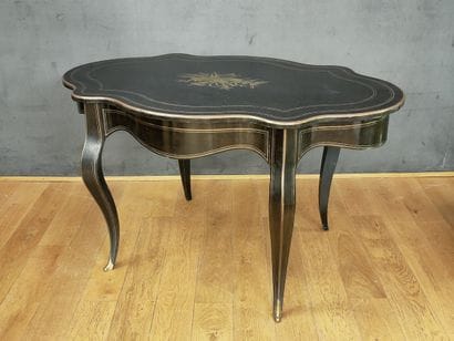 TABLE DE MILIEU de forme mouvementée Circa...