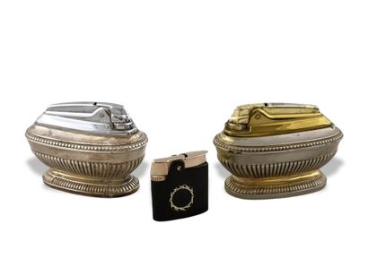 DEUX BRIQUETS DE TABLE ET UN BRIQUET DE POCHE...