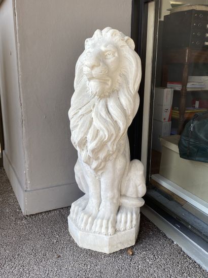 PAIRE DE STATUES DE JARDIN en forme de lions...