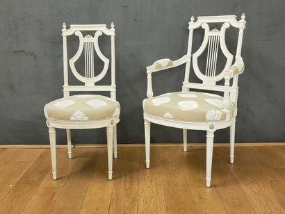 SUITE DE 6 CHAISES ET DE 2 FAUTEUILS à dossier...
