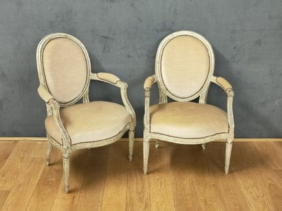 PAIRE DE FAUTEUILS à dossier cabriolet médaillon...