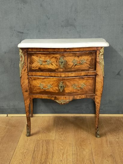 PETITE COMMODE à façade et côtés galbés de...