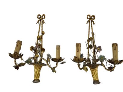 SUITE DE 6 APPLIQUES à 2 bras de lumière...