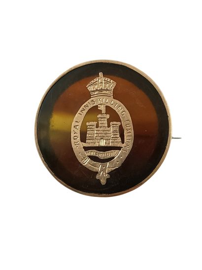 BROCHE EN ECAILLE à cerclage et motif incrusté...
