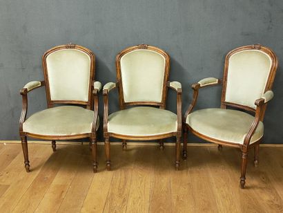 SUITE DE TROIS FAUTEUILS à dossier cabriolet...