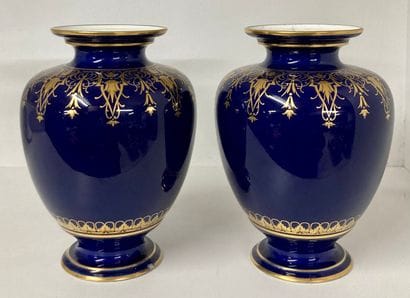 SEVRES MANUFACTURE NATIONALE - PAIRE DE VASES...