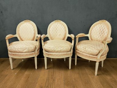 SUITE DE 3 FAUTEUILS à dossier cabriolet...