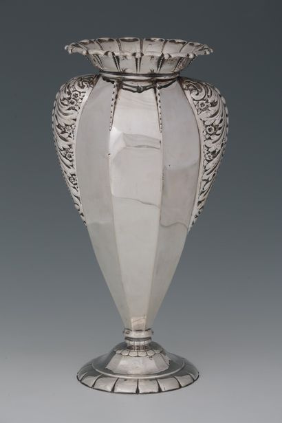 IMPORTANT VASE BALUSTRE A PANS COUPES en...