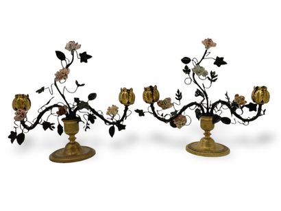 PAIRE DE CANDELABRES DE TABLE à deux lumières...