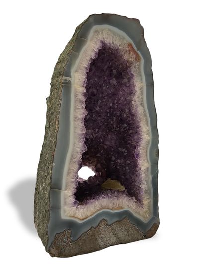 IMPORTANTE GEODE D'AMETHYSTE

avec un entourage...