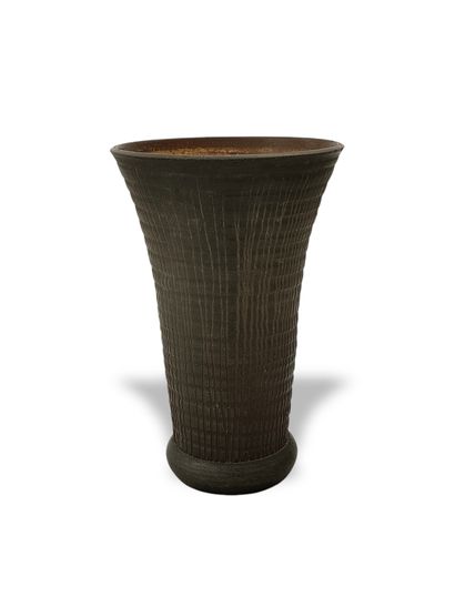 ACCOLAY (XXeme siècle)

VASE CORNET

Céramique...