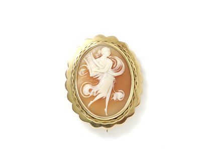 Broche en or 750 millièmes, ornée d'un camée...