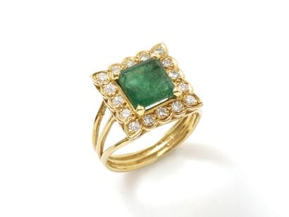 Bague ajourée en or 750 millièmes habillée...