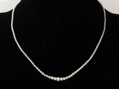 Délicat collier de jeune fille composé d'une...