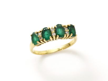 Bague en or 750 millièmes, ornée d'une ligne...