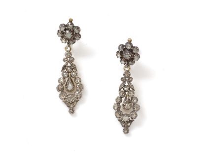 Délicate paire de boucles d'oreilles en argent...
