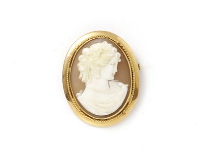 Broche en or 750 millièmes, ornée d'un camée...