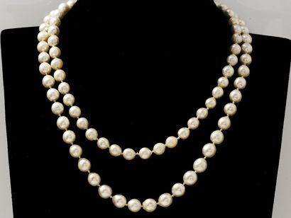 Long sautoir de perles de culture légèrement...