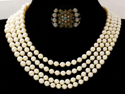 Collier composé de 4 chutes de perles de...