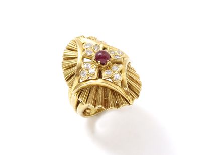 Bague marquise en or 750 millièmes à décor...