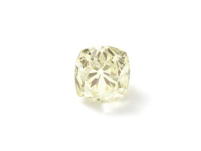 Diamant coussin de taille ancienne sur papier.

Poids...