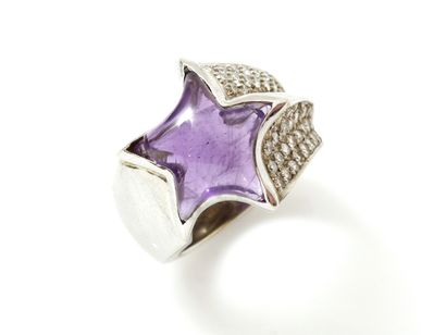 Bague en or gris 750 millièmes décorée d'une...