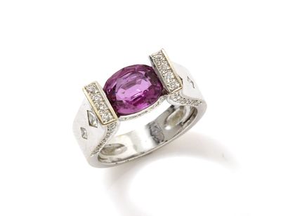 Bague en or rhodié 750 millièmes, la monture...