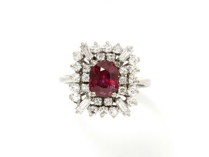 Bague en or gris 585 millièmes, ornée d'un...