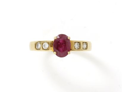 Bague en or 750 millièmes ornée d'un rubis...