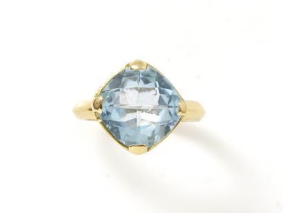 Bague en or 750 millièmes ornée d'une topaze...