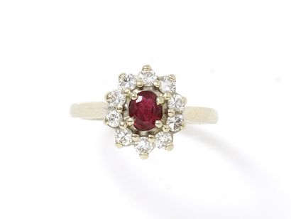 Bague marguerite en or gris 750 millièmes...