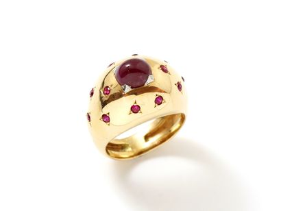 Bague dôme en or 750 millièmes centrée d'un...