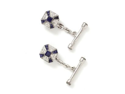 Paire de boutons de manchettes en or gris...