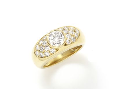 Bague jonc en or 750 millièmes ornée d'un...