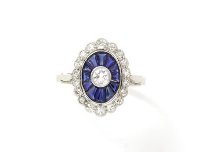 Délicate bague en or gris 750 millièmes centrée...