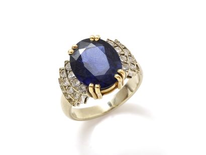 Bague en or rhodié 750 millièmes ornée d'un...