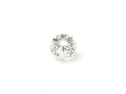 Diamant rond brillanté sur papier.

Poids...