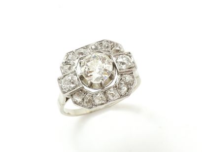 Bague en or gris 750 millièmes, le plateau...
