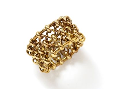 CHANEL

Large bague en or 750 millièmes composée...