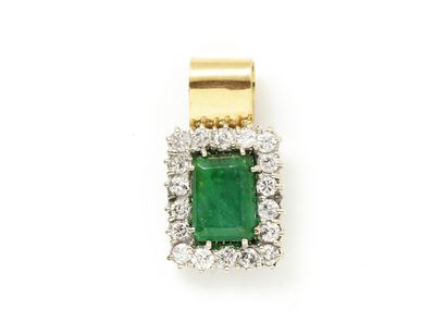 Pendentif 2 tons d'or 750 millièmes retenant...