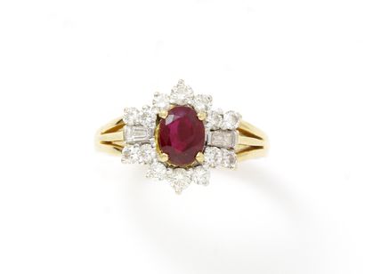 Bague en or 750 millièmes ornée d'un rubis...