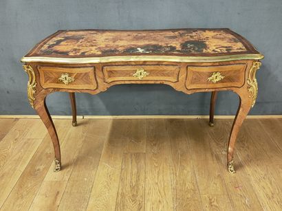 PETIT BUREAU PLAT DE DAME de forme mouvementée...