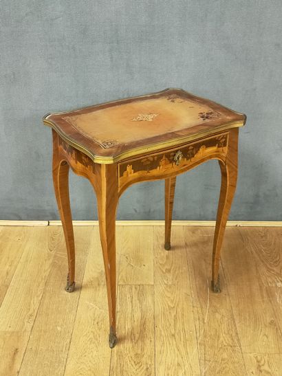 PETITE TABLE A ECRIRE de forme mouvementée...