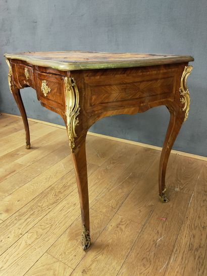 PETIT BUREAU PLAT DE DAME de forme mouvementée...