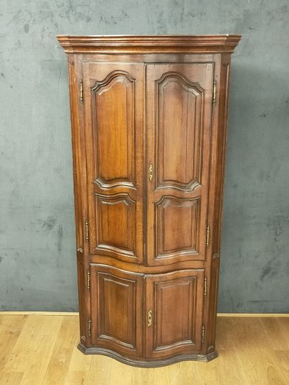 ENCOIGNURE HAUTE DE BOISERIE à facade cintrée...