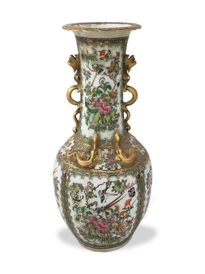 CHINE CANTON XIXème Siècle

VASE en porcelaine...