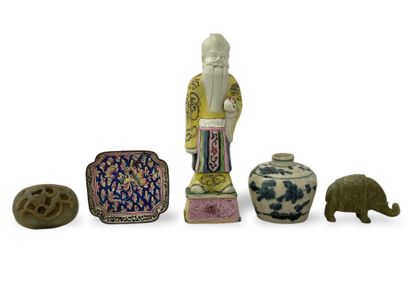 CHINE

ENSEMBLE D'OBJETS DE VITRINE COMPRENANT

Un...