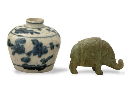 CHINE

ENSEMBLE D'OBJETS DE VITRINE COMPRENANT

Un...