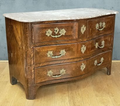 COMMODE à façade galbée d Epoque Louis XV...